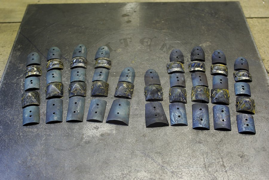 Rkawice klepsydrowe wykonane bez spawania ze stali redniowglowej w produkcji./Hourglass gauntlets made without welding from medium carbon steel in production.