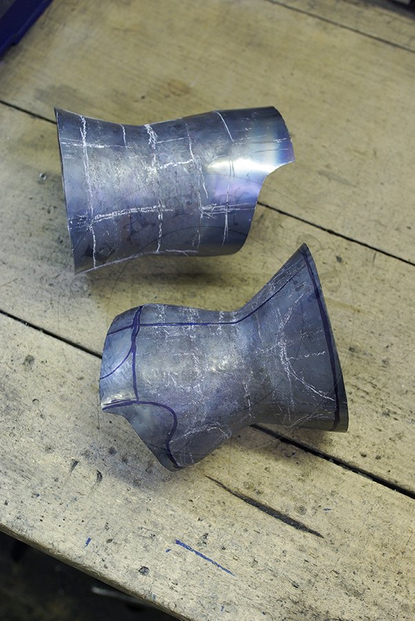 Rkawice klepsydrowe wykonane bez spawania ze stali redniowglowej w produkcji./Hourglass gauntlets made without welding from medium carbon steel in production.