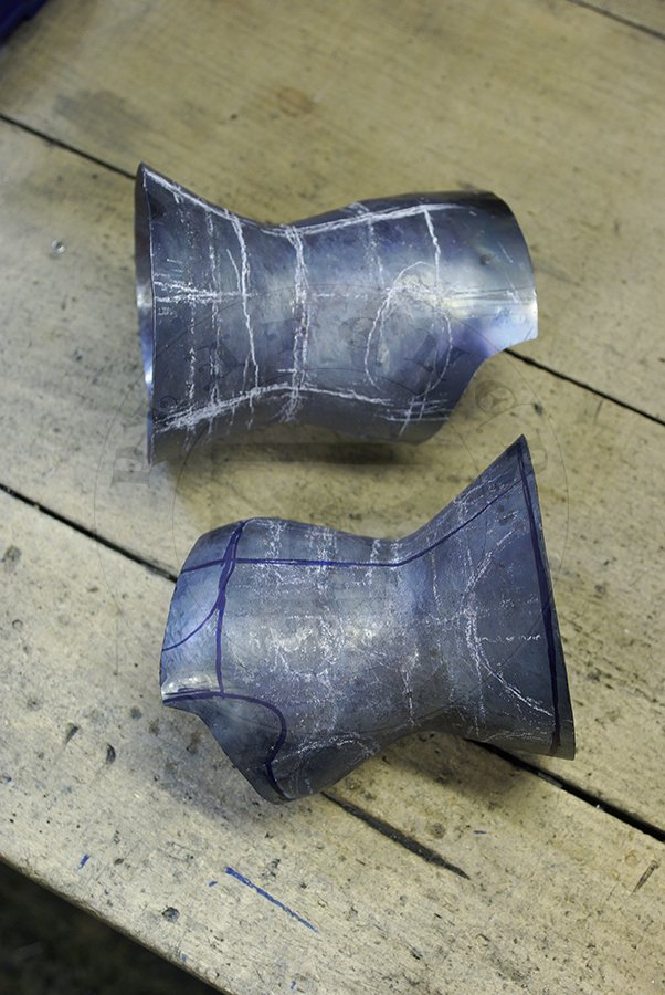 Rkawice klepsydrowe wykonane bez spawania ze stali redniowglowej w produkcji./Hourglass gauntlets made without welding from medium carbon steel in production.