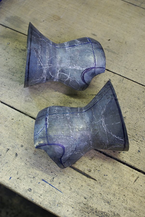 Rkawice klepsydrowe wykonane bez spawania ze stali redniowglowej w produkcji./Hourglass gauntlets made without welding from medium carbon steel in production.