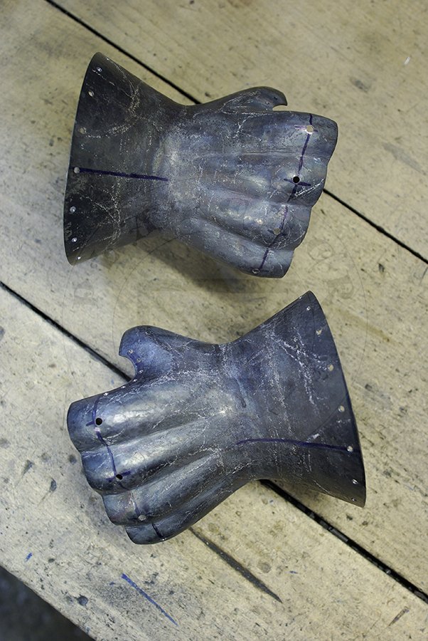 Rkawice klepsydrowe wykonane bez spawania ze stali redniowglowej w produkcji./Hourglass gauntlets made without welding from medium carbon steel in production.