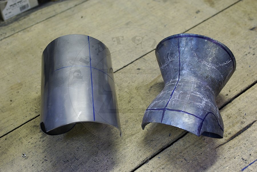 Rkawice klepsydrowe wykonane bez spawania ze stali redniowglowej w produkcji./Hourglass gauntlets made without welding from medium carbon steel in production.