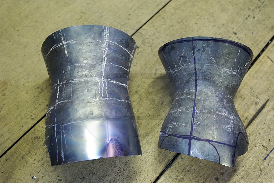 Rkawice klepsydrowe wykonane bez spawania ze stali redniowglowej w produkcji./Hourglass gauntlets made without welding from medium carbon steel in production.