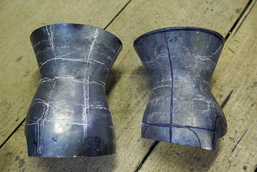 Rkawice klepsydrowe wykonane bez spawania ze stali redniowglowej w produkcji./Hourglass gauntlets made without welding from medium carbon steel in production.
