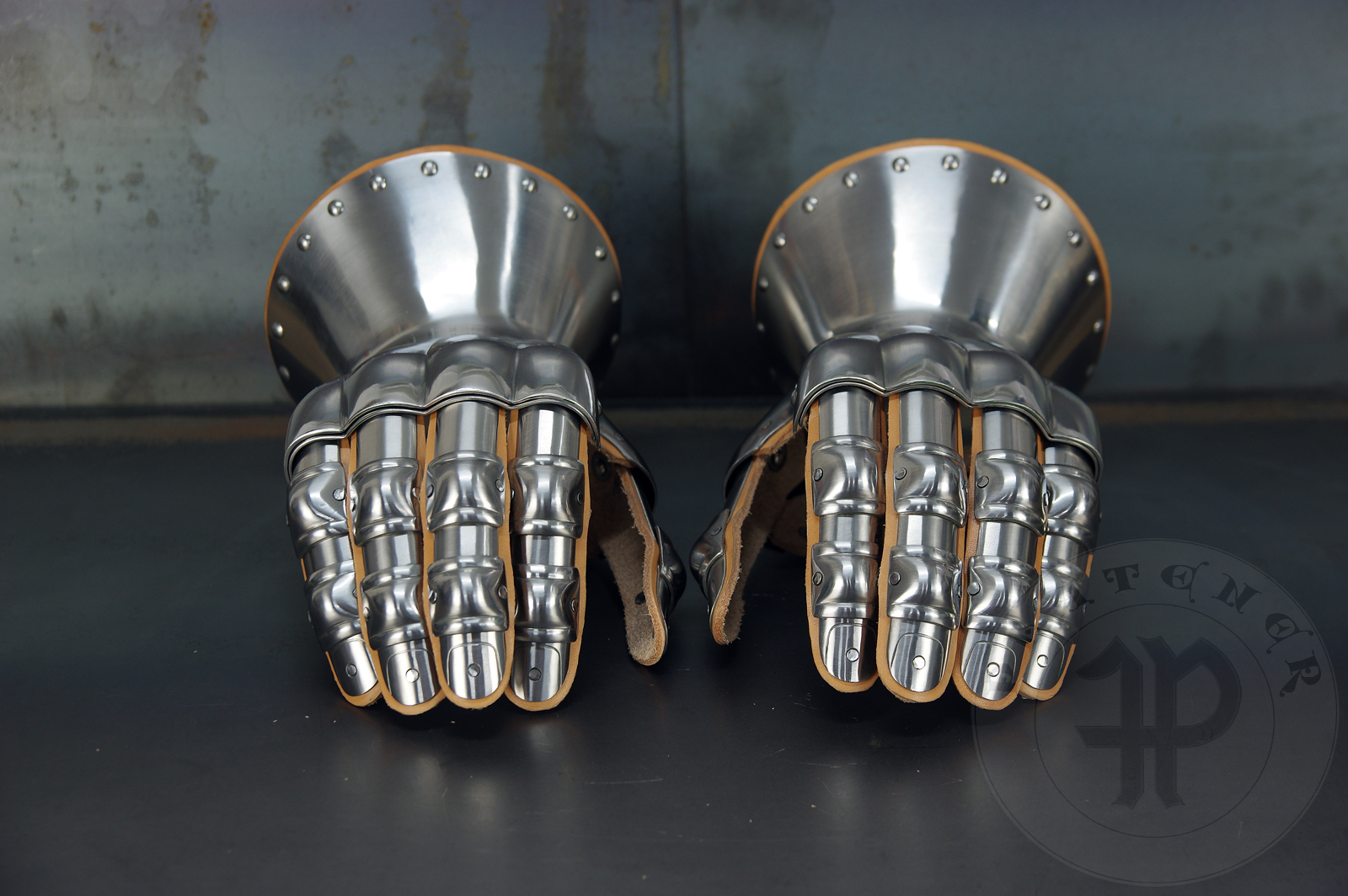 Hourglass gauntlets with the fingers design based on several effigies from England. All in shiny satin finish. / Rkawice klepsydrowe z konstrukcj palcw wzorowan na kilku nagrobkach z Anglii. Wykoczonie na efekt wiecicej satyny.