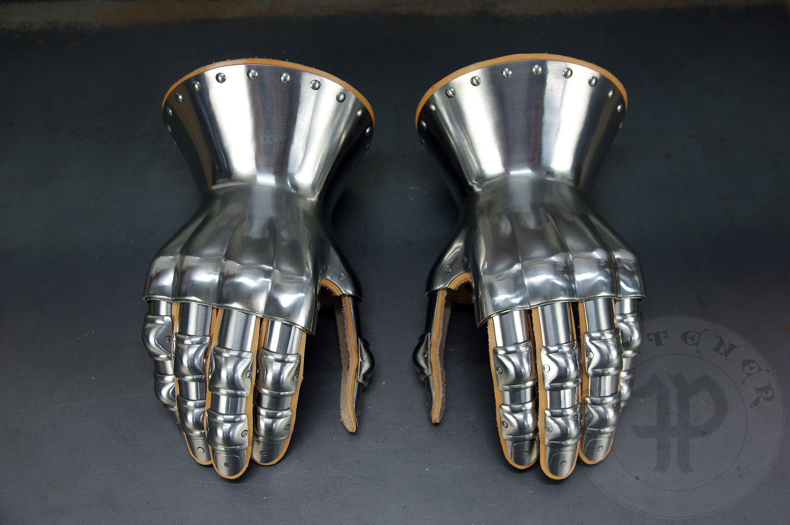 Hourglass gauntlets with the fingers design based on several effigies from England. All in shiny satin finish. / Rkawice klepsydrowe z konstrukcj palcw wzorowan na kilku nagrobkach z Anglii. Wykoczonie na efekt wiecicej satyny.
