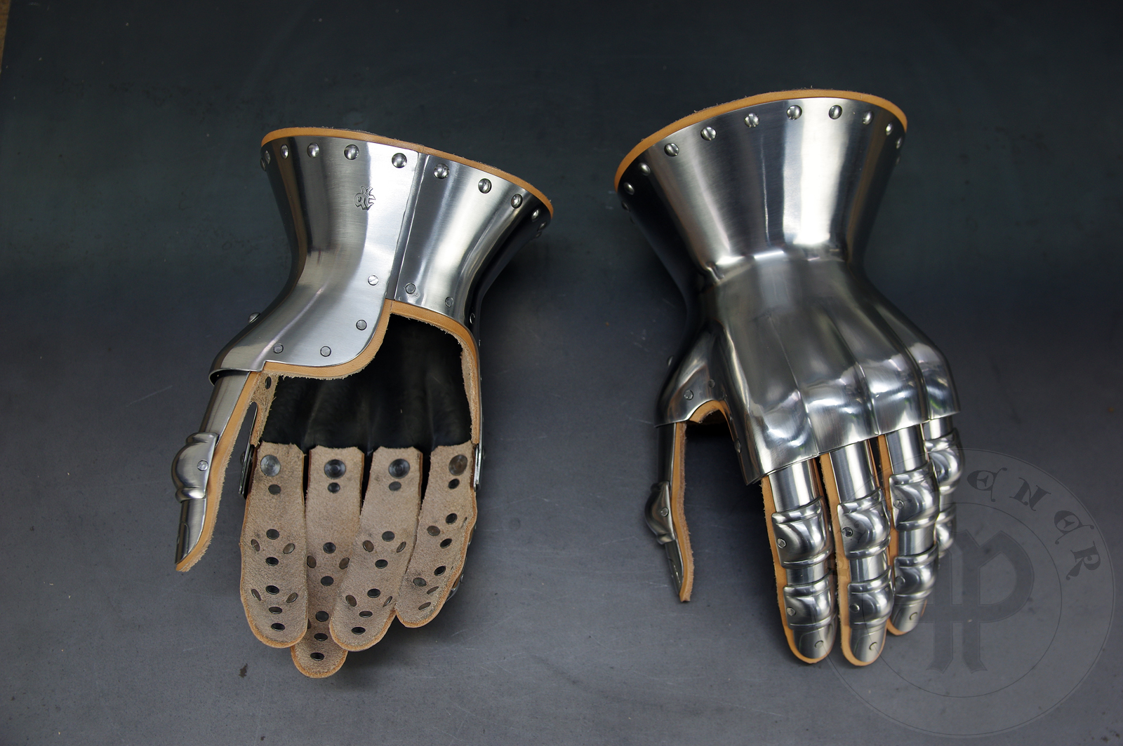 Hourglass gauntlets with the fingers design based on several effigies from England. All in shiny satin finish. / Rkawice klepsydrowe z konstrukcj palcw wzorowan na kilku nagrobkach z Anglii. Wykoczonie na efekt wiecicej satyny.