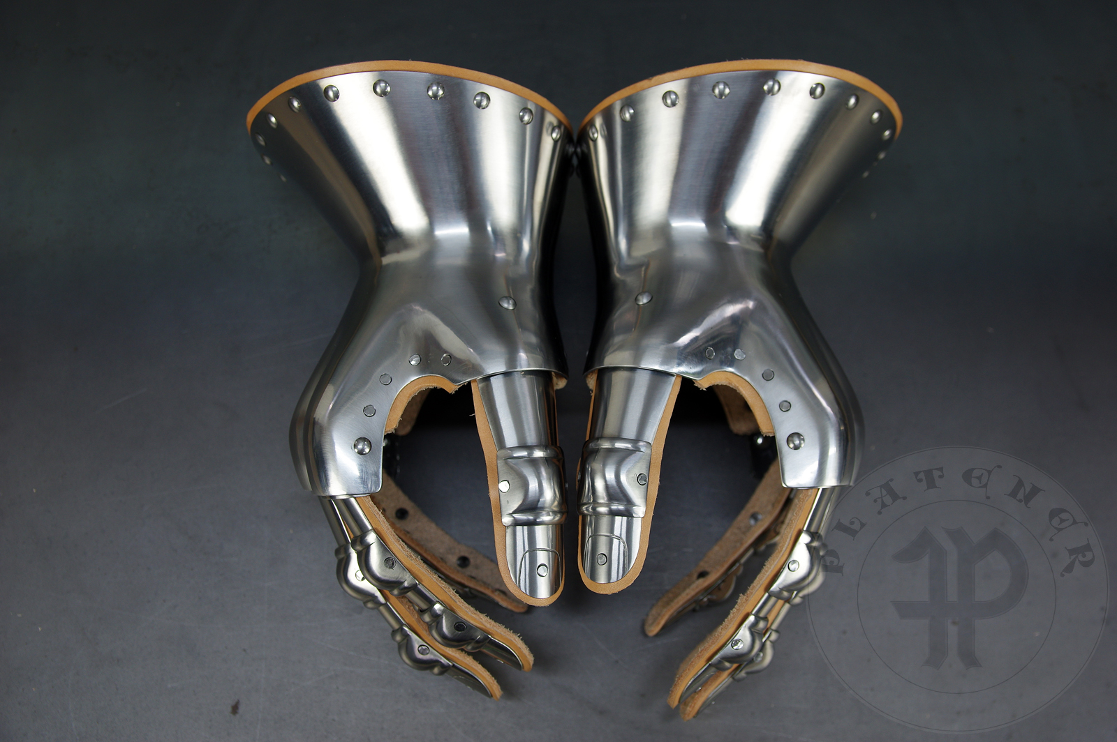 Hourglass gauntlets with the fingers design based on several effigies from England. All in shiny satin finish. / Rkawice klepsydrowe z konstrukcj palcw wzorowan na kilku nagrobkach z Anglii. Wykoczonie na efekt wiecicej satyny.