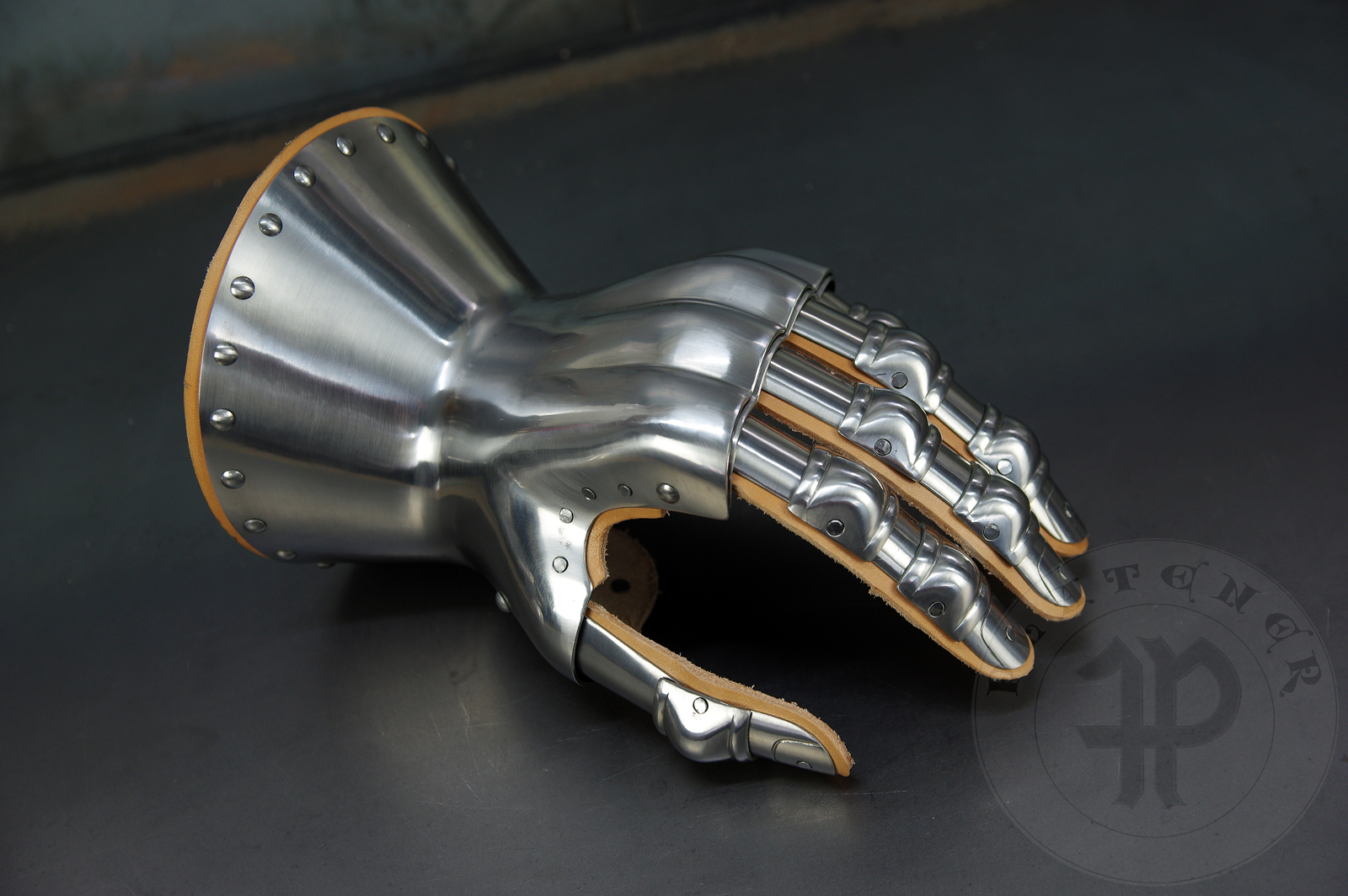 Hourglass gauntlets with the fingers design based on several effigies from England. All in shiny satin finish. / Rkawice klepsydrowe z konstrukcj palcw wzorowan na kilku nagrobkach z Anglii. Wykoczonie na efekt wiecicej satyny.