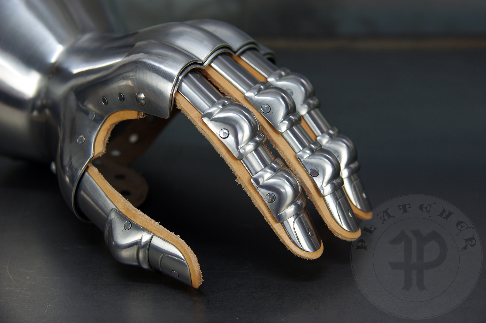Hourglass gauntlets with the fingers design based on several effigies from England. All in shiny satin finish. / Rkawice klepsydrowe z konstrukcj palcw wzorowan na kilku nagrobkach z Anglii. Wykoczonie na efekt wiecicej satyny.