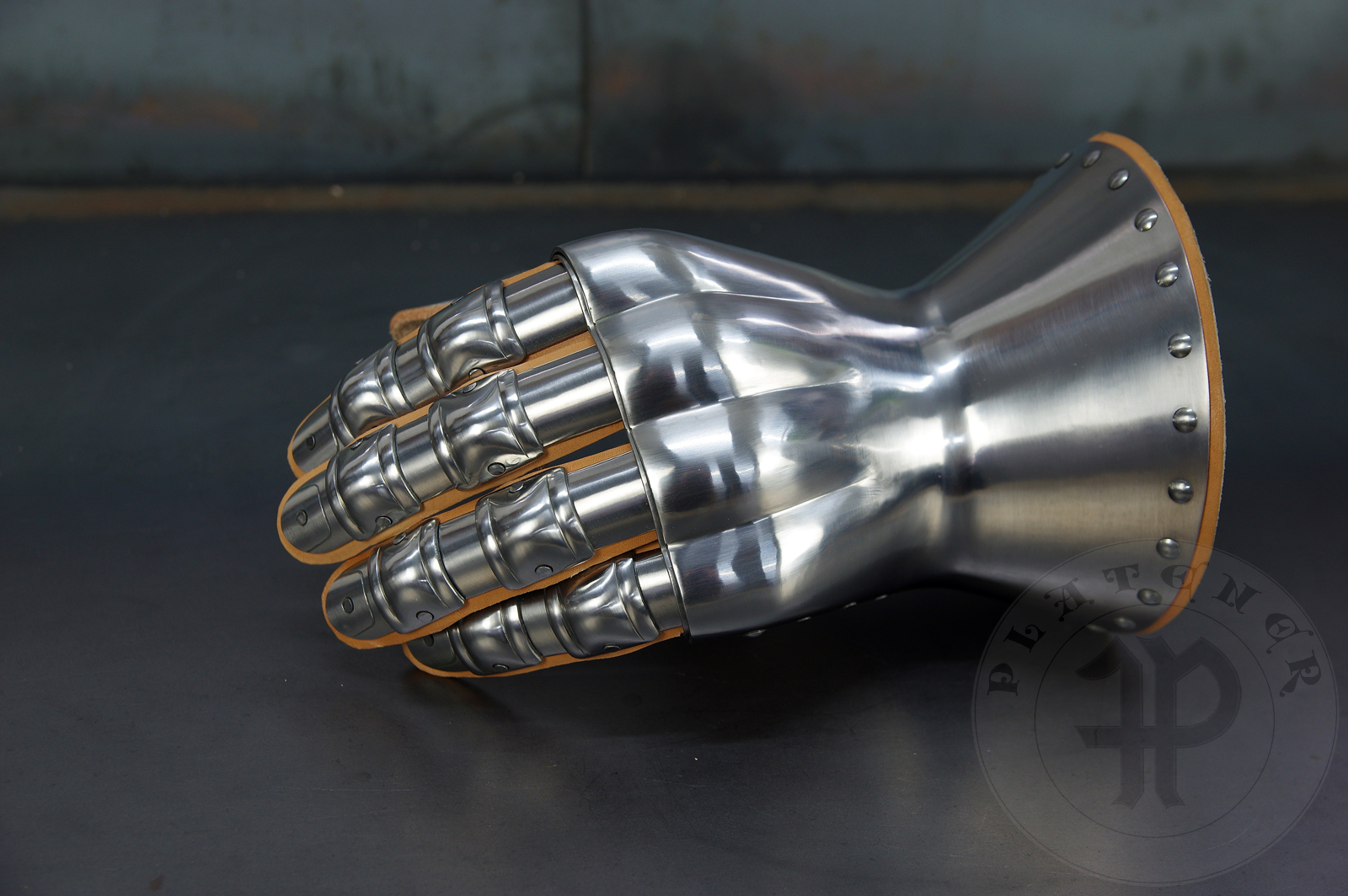 Hourglass gauntlets with the fingers design based on several effigies from England. All in shiny satin finish. / Rkawice klepsydrowe z konstrukcj palcw wzorowan na kilku nagrobkach z Anglii. Wykoczonie na efekt wiecicej satyny.