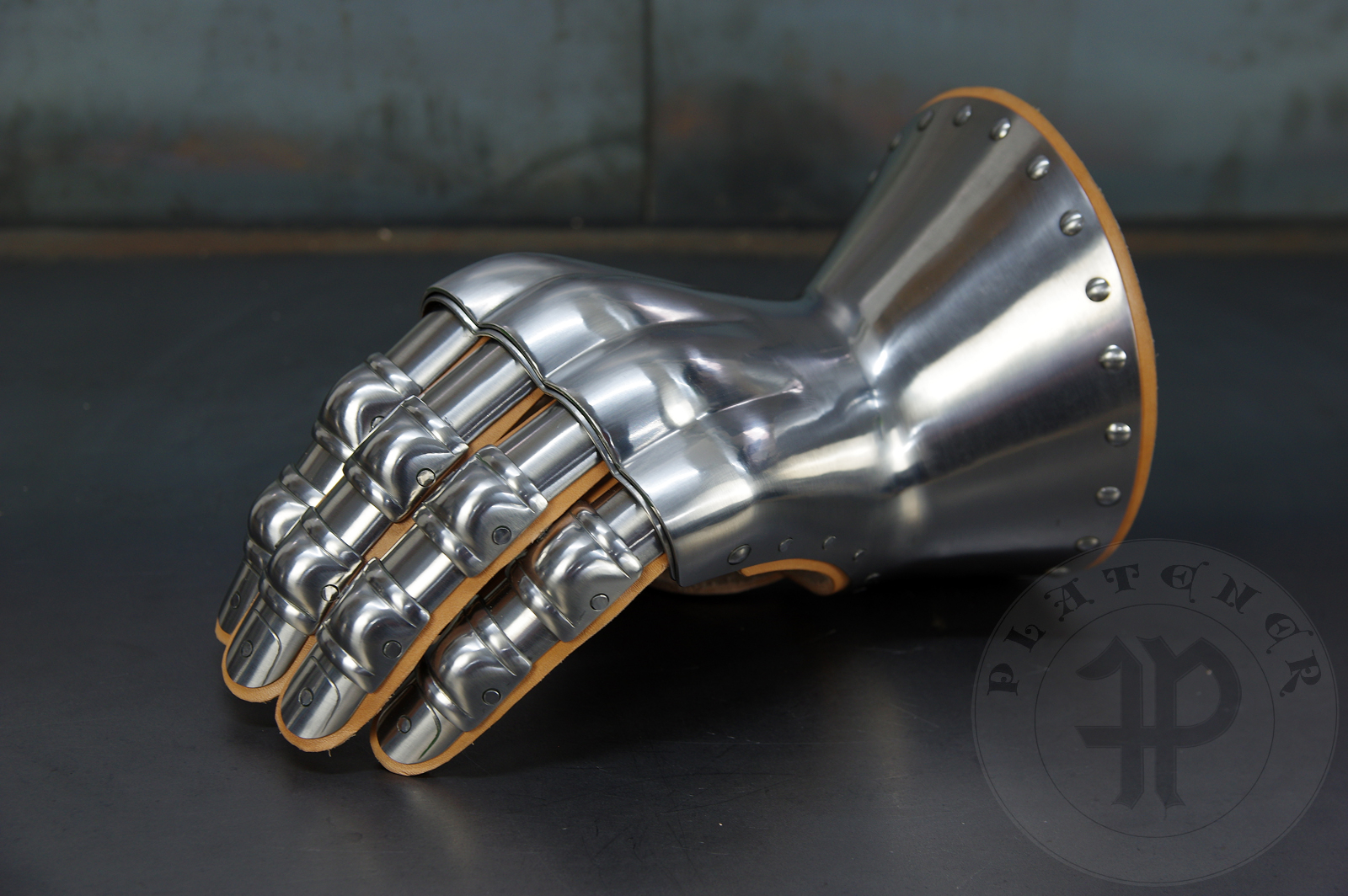 Hourglass gauntlets with the fingers design based on several effigies from England. All in shiny satin finish. / Rkawice klepsydrowe z konstrukcj palcw wzorowan na kilku nagrobkach z Anglii. Wykoczonie na efekt wiecicej satyny.
