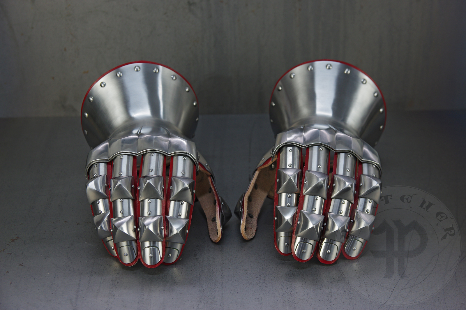 Hourglass gauntlets based on the effigy of Don Juan de Vallterra from Segorbe c. 1388, with charateristic two lines of pyramid shape knuckles. Heat hardened and tempered up to 42 HRC / Rkawice klepsydrowe wzorowane na nagrobku Don Juan de Vallterra z Sergobe 1388 z charakterystycznymi dwiema liniani kostek w ksztacie piramidek. Hartowane i odpuszczane do twardoci 42 HRC.