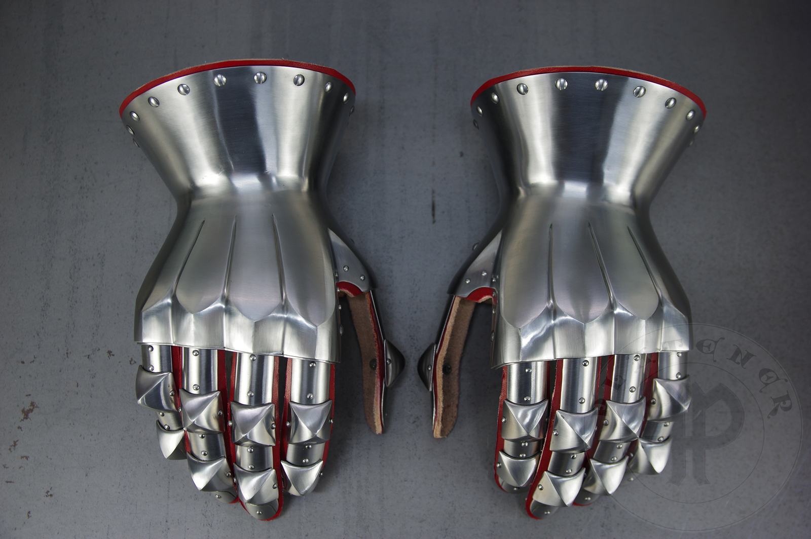 Hourglass gauntlets based on the effigy of Don Juan de Vallterra from Segorbe c. 1388, with charateristic two lines of pyramid shape knuckles. Heat hardened and tempered up to 42 HRC / Rkawice klepsydrowe wzorowane na nagrobku Don Juan de Vallterra z Sergobe 1388 z charakterystycznymi dwiema liniani kostek w ksztacie piramidek. Hartowane i odpuszczane do twardoci 42 HRC.