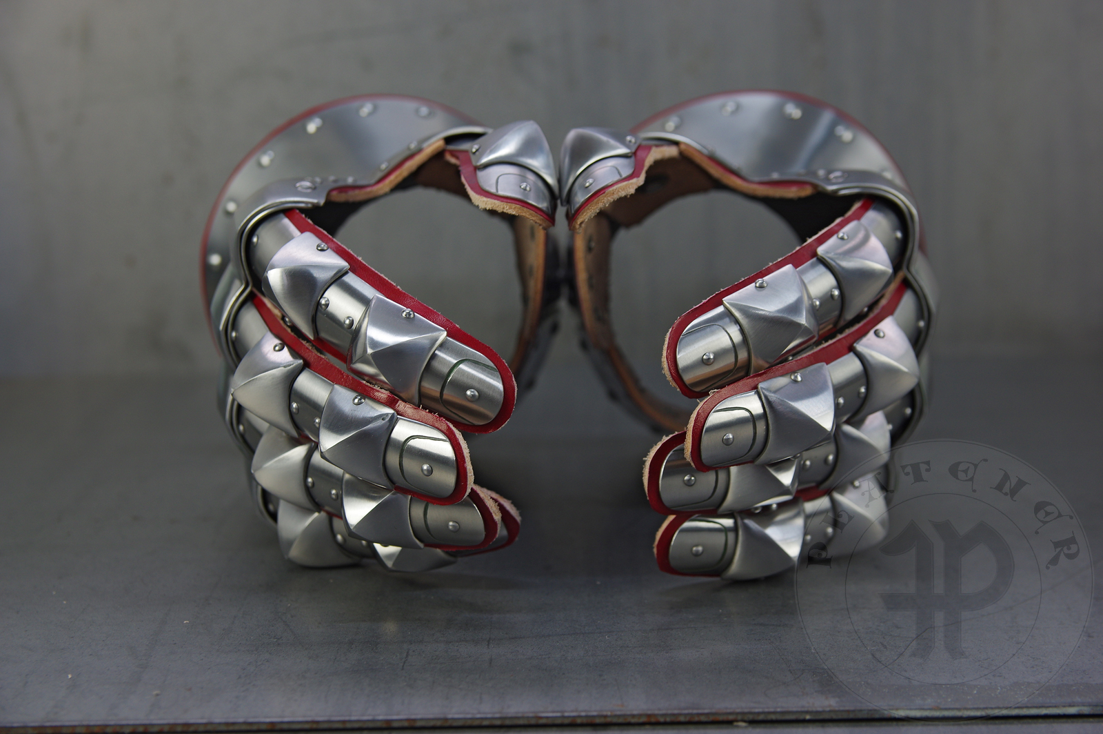 Hourglass gauntlets based on the effigy of Don Juan de Vallterra from Segorbe c. 1388, with charateristic two lines of pyramid shape knuckles. Heat hardened and tempered up to 42 HRC / Rkawice klepsydrowe wzorowane na nagrobku Don Juan de Vallterra z Sergobe 1388 z charakterystycznymi dwiema liniani kostek w ksztacie piramidek. Hartowane i odpuszczane do twardoci 42 HRC.