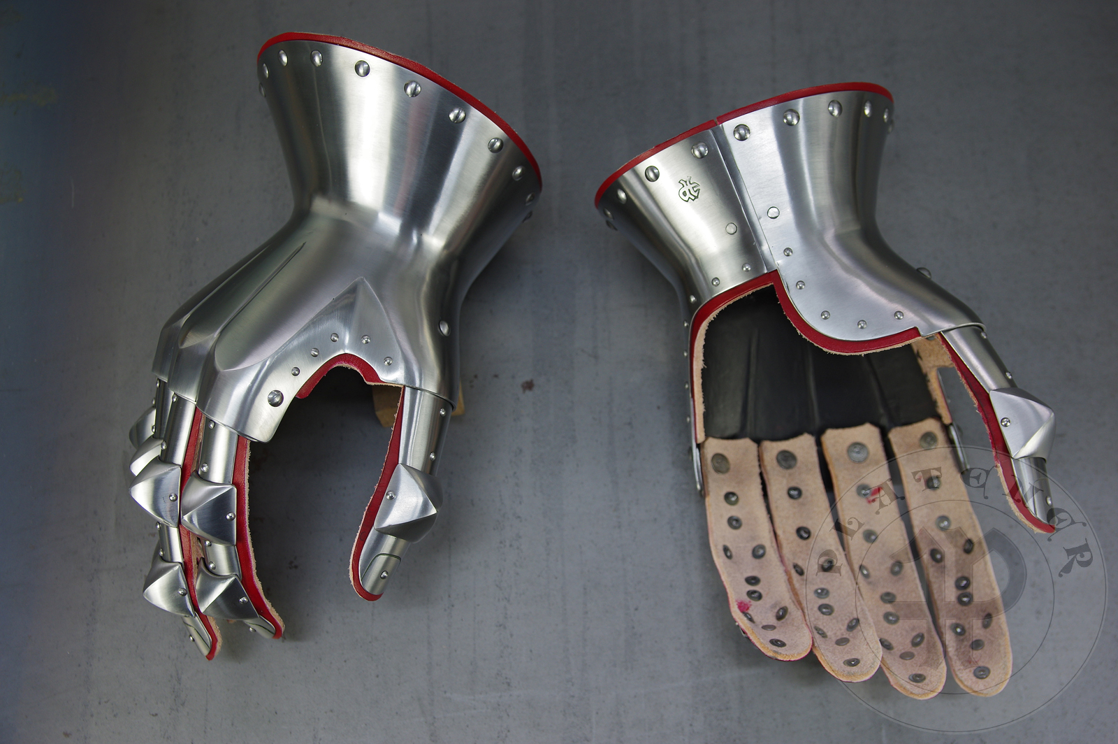 Hourglass gauntlets based on the effigy of Don Juan de Vallterra from Segorbe c. 1388, with charateristic two lines of pyramid shape knuckles. Heat hardened and tempered up to 42 HRC / Rkawice klepsydrowe wzorowane na nagrobku Don Juan de Vallterra z Sergobe 1388 z charakterystycznymi dwiema liniani kostek w ksztacie piramidek. Hartowane i odpuszczane do twardoci 42 HRC.