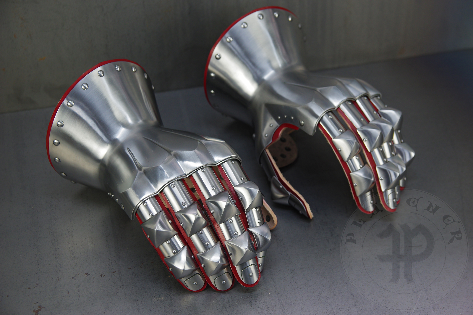 Hourglass gauntlets based on the effigy of Don Juan de Vallterra from Segorbe c. 1388, with charateristic two lines of pyramid shape knuckles. Heat hardened and tempered up to 42 HRC / Rkawice klepsydrowe wzorowane na nagrobku Don Juan de Vallterra z Sergobe 1388 z charakterystycznymi dwiema liniani kostek w ksztacie piramidek. Hartowane i odpuszczane do twardoci 42 HRC.