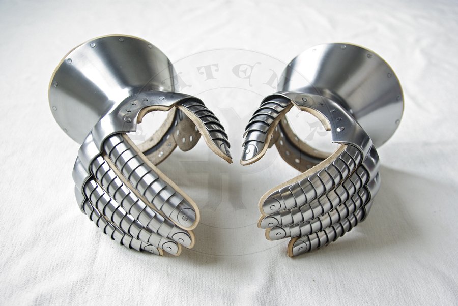 Rkawice klepsydrowe wykonane ze stali redniowglowej, hartowane i odpusczane do 42 HRC. Wzorowanych na nagrobku Bernabo Viscontiego./Hourglass gauntlets made from medium carbon steel, heat hardened and tempered up to 42 HRC. Based on Bernabo Visconti effigie.