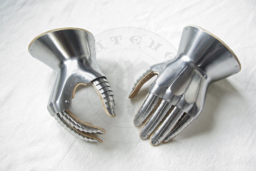 Rkawice klepsydrowe wykonane ze stali redniowglowej, hartowane i odpusczane do 42 HRC. Wzorowanych na nagrobku Bernabo Viscontiego./Hourglass gauntlets made from medium carbon steel, heat hardened and tempered up to 42 HRC. Based on Bernabo Visconti effigie.