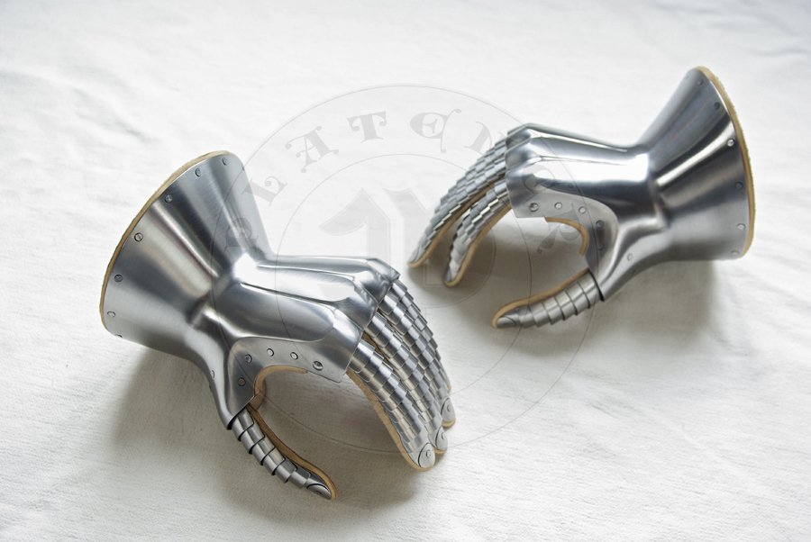 Rkawice klepsydrowe wykonane ze stali redniowglowej, hartowane i odpusczane do 42 HRC. Wzorowanych na nagrobku Bernabo Viscontiego./Hourglass gauntlets made from medium carbon steel, heat hardened and tempered up to 42 HRC. Based on Bernabo Visconti effigie.