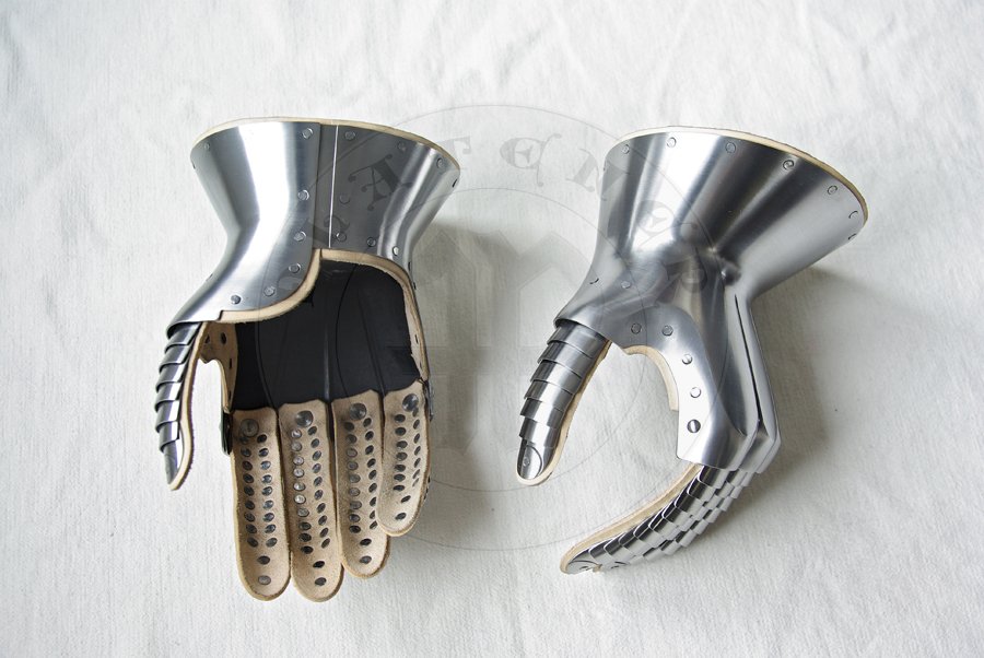 Rkawice klepsydrowe wykonane ze stali redniowglowej, hartowane i odpusczane do 42 HRC. Wzorowanych na nagrobku Bernabo Viscontiego./Hourglass gauntlets made from medium carbon steel, heat hardened and tempered up to 42 HRC. Based on Bernabo Visconti effigie.