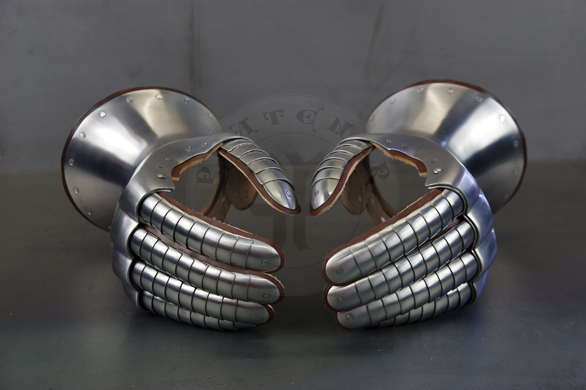 Hourglass gauntlets made from medium carbon steel, heat hardened and tempered up to 42 HRC. The finger plates have slightly dished shape. Source: manuscript Guiron le Courtois and statue of Bernabo Visconti/Rkawice klepsydrowe wykonane ze stali redniowglowej, hartowane i odpusczane do 42 HRC. uski palcw uformowane w delikatnie oby ksztat. rdo: manuskrypt Guiron le Courtois oraz rzeba Bernabo Viscontiego