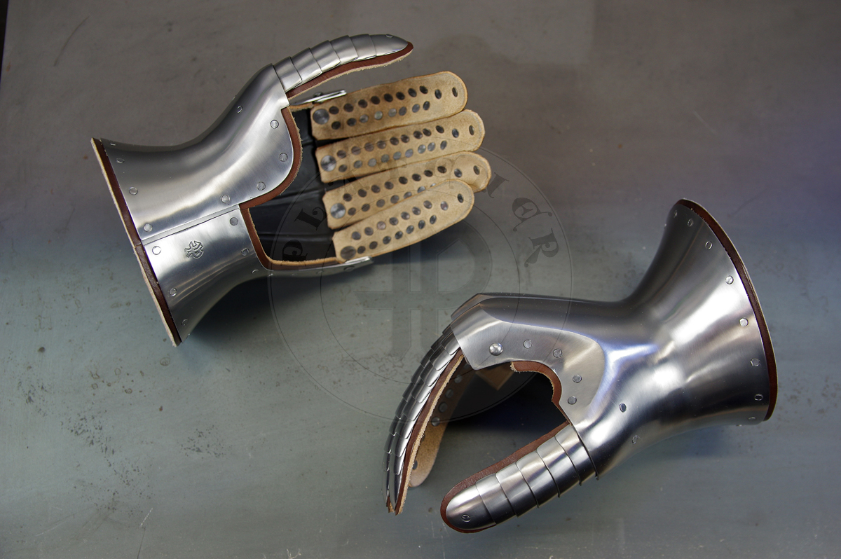 Hourglass gauntlets made from medium carbon steel, heat hardened and tempered up to 42 HRC. The finger plates have slightly dished shape. Source: manuscript Guiron le Courtois and statue of Bernabo Visconti/Rkawice klepsydrowe wykonane ze stali redniowglowej, hartowane i odpusczane do 42 HRC. uski palcw uformowane w delikatnie oby ksztat. rdo: manuskrypt Guiron le Courtois oraz rzeba Bernabo Viscontiego
