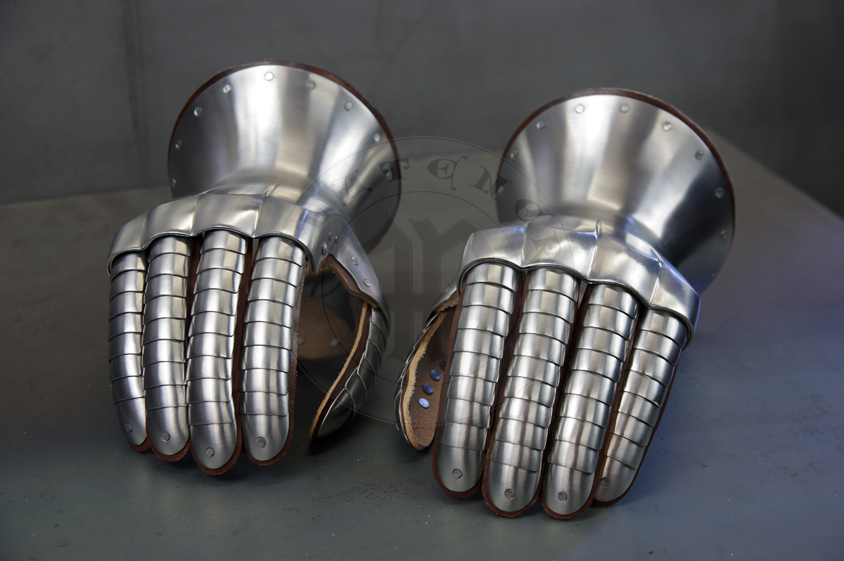 Hourglass gauntlets made from medium carbon steel, heat hardened and tempered up to 42 HRC. The finger plates have slightly dished shape. Source: manuscript Guiron le Courtois and statue of Bernabo Visconti/Rkawice klepsydrowe wykonane ze stali redniowglowej, hartowane i odpusczane do 42 HRC. uski palcw uformowane w delikatnie oby ksztat. rdo: manuskrypt Guiron le Courtois oraz rzeba Bernabo Viscontiego
