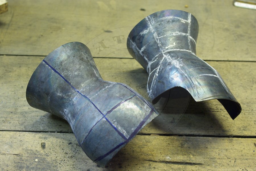 Hartowane rkawice klepsydrowe wykonane ze stali redniowglowej./ Heat harened and tempered hourglass gauntlets made from medium carboon steel.