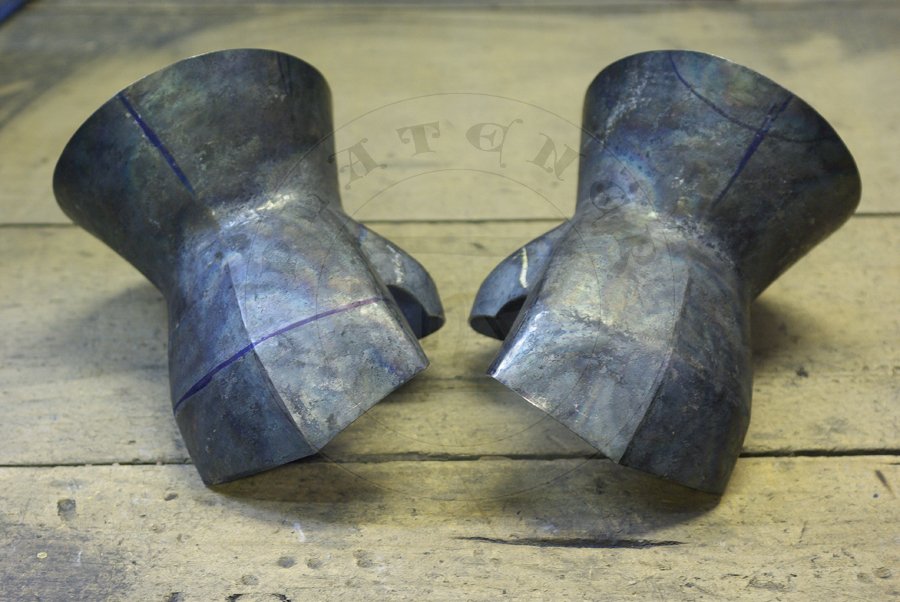 Hartowane rkawice klepsydrowe wykonane ze stali redniowglowej./ Heat harened and tempered hourglass gauntlets made from medium carboon steel.