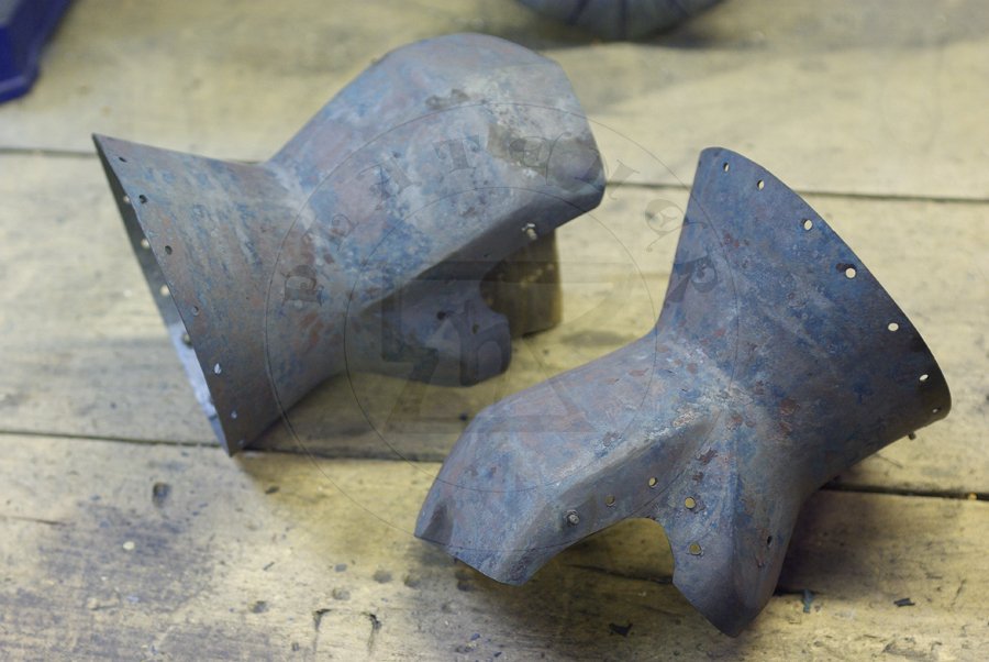 Hartowane rkawice klepsydrowe wykonane ze stali redniowglowej./ Heat harened and tempered hourglass gauntlets made from medium carboon steel.