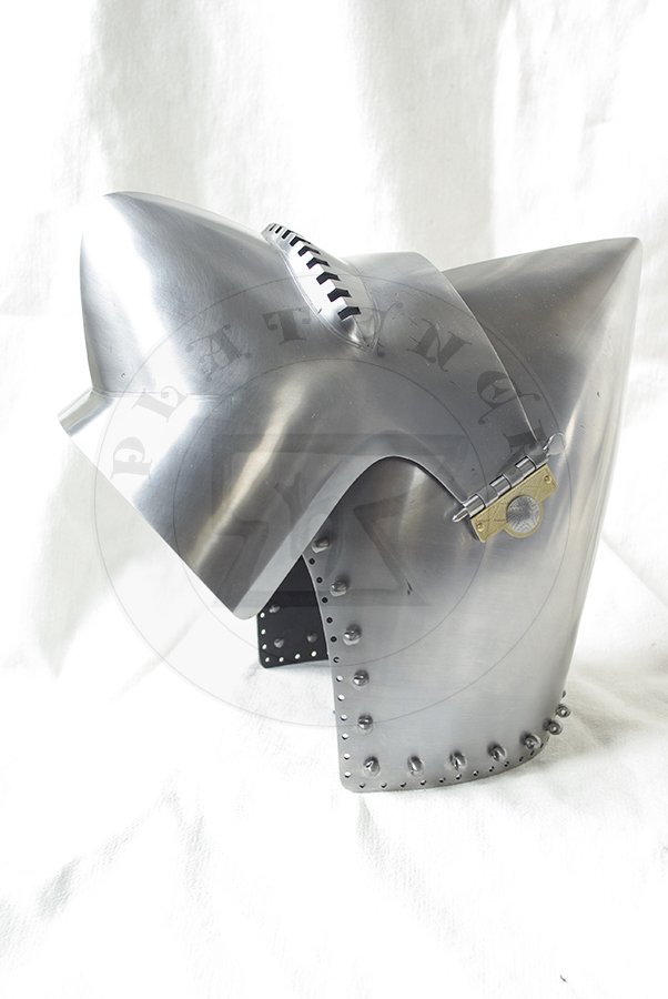 Przybica z zason typu psi pysk wzorowana na hemie CH16 z Churburga z dodatkow zason wzorowan na oryginale A69 z Wallace Collection./Visored bascinet based on helmet CH16 from Churburg with additional visor made in style of Wallace Collection A69.