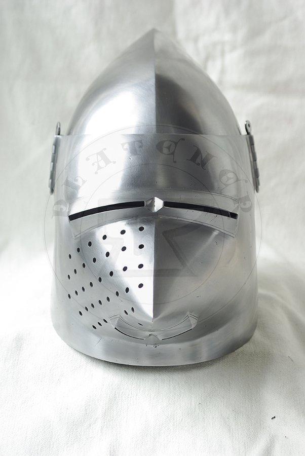 Przybica z zason typu psi pysk wzorowana na hemie CH16 z Churburga z dodatkow zason wzorowan na oryginale A69 z Wallace Collection./Visored bascinet based on helmet CH16 from Churburg with additional visor made in style of Wallace Collection A69.