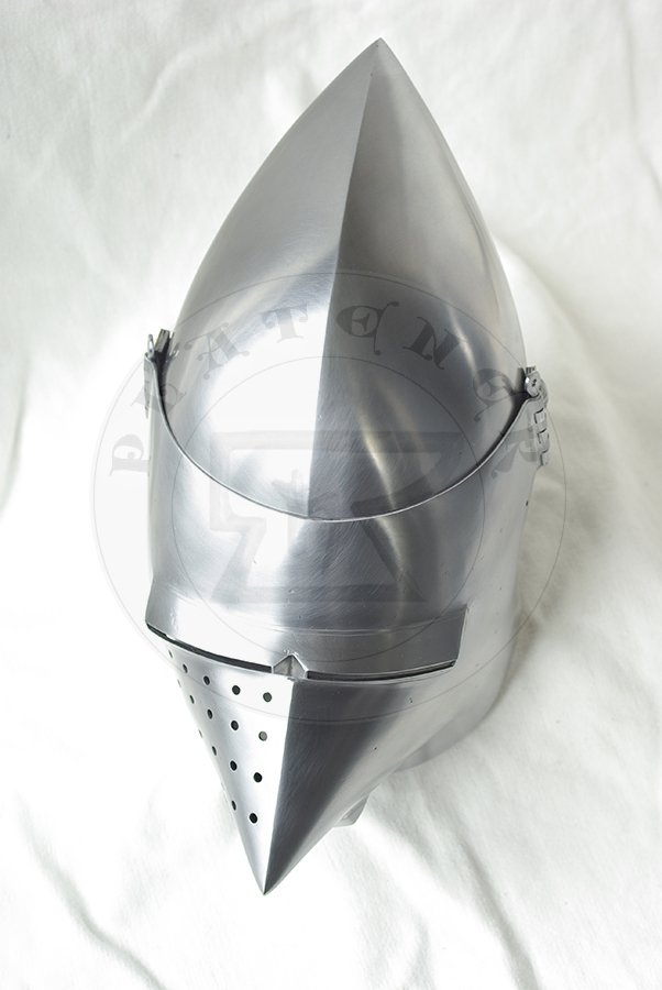 Przybica z zason typu psi pysk wzorowana na hemie CH16 z Churburga z dodatkow zason wzorowan na oryginale A69 z Wallace Collection./Visored bascinet based on helmet CH16 from Churburg with additional visor made in style of Wallace Collection A69.