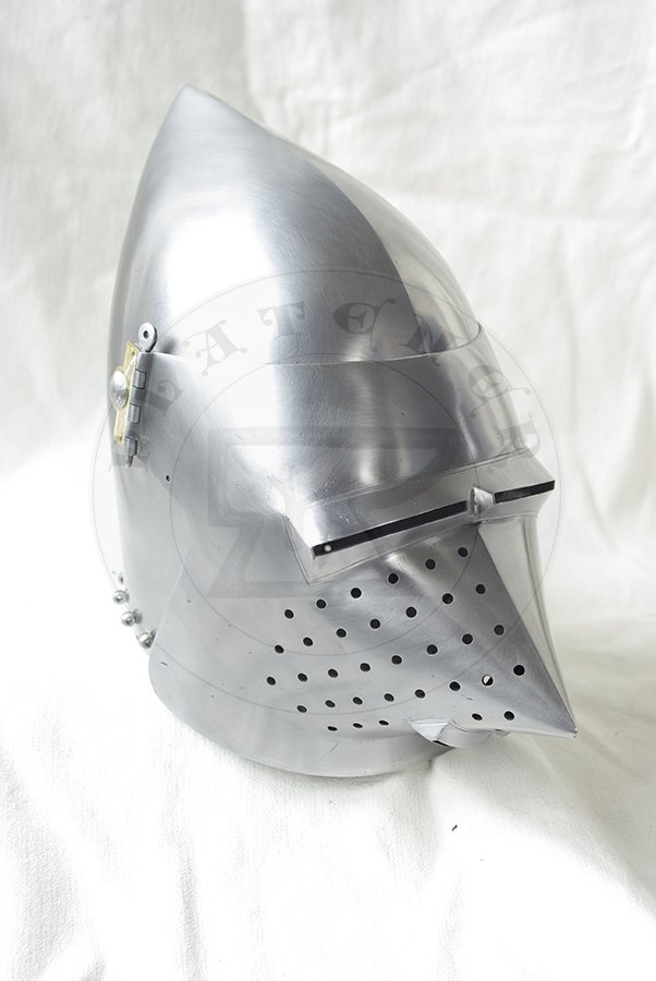 Przybica z zason typu psi pysk wzorowana na hemie CH16 z Churburga z dodatkow zason wzorowan na oryginale A69 z Wallace Collection./Visored bascinet based on helmet CH16 from Churburg with additional visor made in style of Wallace Collection A69.
