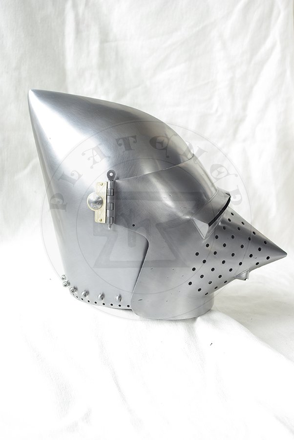 Przybica z zason typu psi pysk wzorowana na hemie CH16 z Churburga z dodatkow zason wzorowan na oryginale A69 z Wallace Collection./Visored bascinet based on helmet CH16 from Churburg with additional visor made in style of Wallace Collection A69.