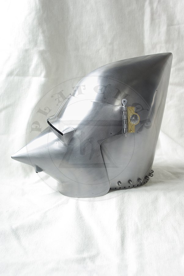 Przybica z zason typu psi pysk wzorowana na hemie CH16 z Churburga z dodatkow zason wzorowan na oryginale A69 z Wallace Collection./Visored bascinet based on helmet CH16 from Churburg with additional visor made in style of Wallace Collection A69.