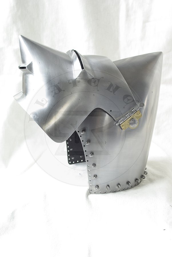 Przybica z zason typu psi pysk wzorowana na hemie CH16 z Churburga z dodatkow zason wzorowan na oryginale A69 z Wallace Collection./Visored bascinet based on helmet CH16 from Churburg with additional visor made in style of Wallace Collection A69.