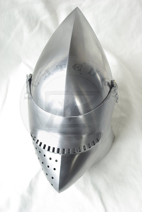 Przybica z zason typu psi pysk wzorowana na hemie CH16 z Churburga z dodatkow zason wzorowan na oryginale A69 z Wallace Collection./Visored bascinet based on helmet CH16 from Churburg with additional visor made in style of Wallace Collection A69.