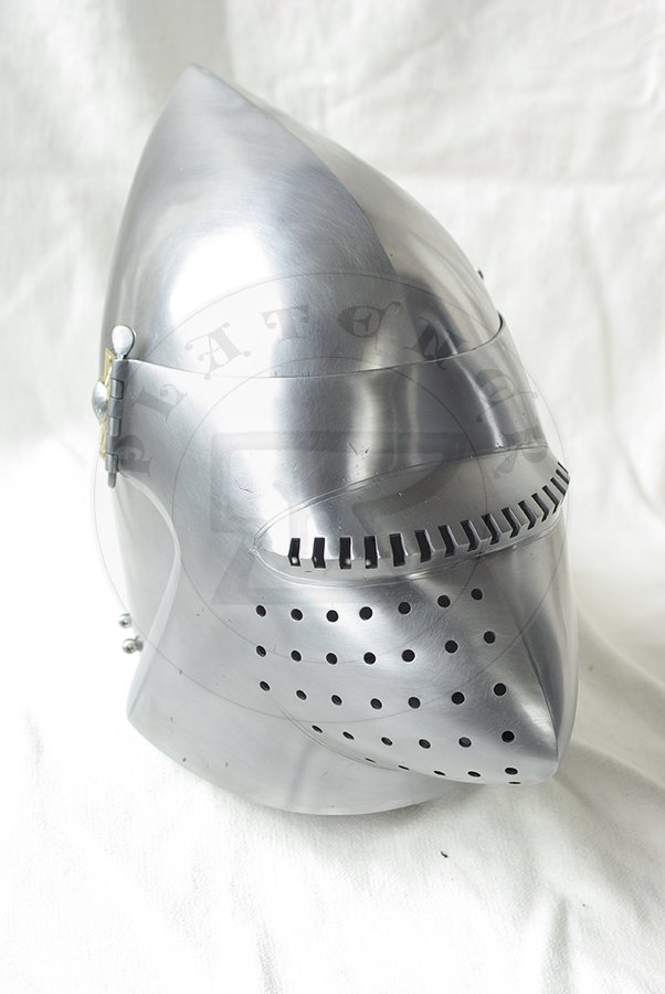 Przybica z zason typu psi pysk wzorowana na hemie CH16 z Churburga z dodatkow zason wzorowan na oryginale A69 z Wallace Collection./Visored bascinet based on helmet CH16 from Churburg with additional visor made in style of Wallace Collection A69.