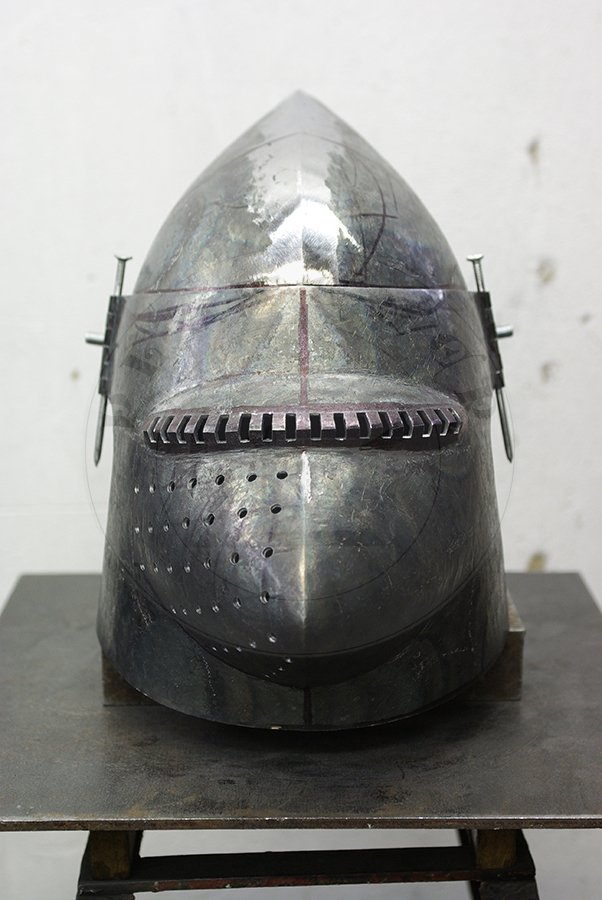 Przybica z zason typu psi pysk wzorowana na hemie CH16 z Churburga z dodatkow zason wzorowan na oryginale A69 z Wallace Collection./Visored bascinet based on helmet CH16 from Churburg with additional visor made in style of Wallace Collection A69.
