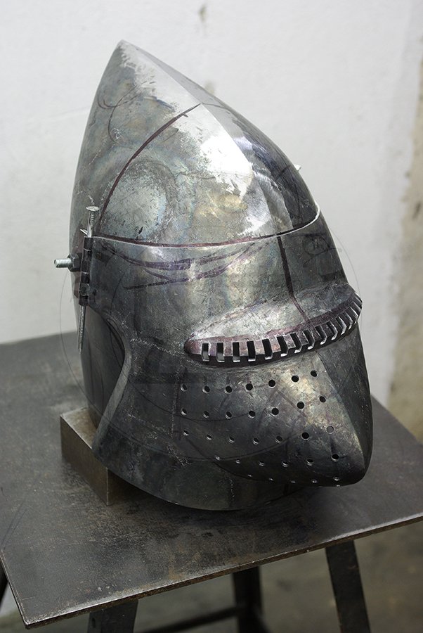 Przybica z zason typu psi pysk wzorowana na hemie CH16 z Churburga z dodatkow zason wzorowan na oryginale A69 z Wallace Collection./Visored bascinet based on helmet CH16 from Churburg with additional visor made in style of Wallace Collection A69.