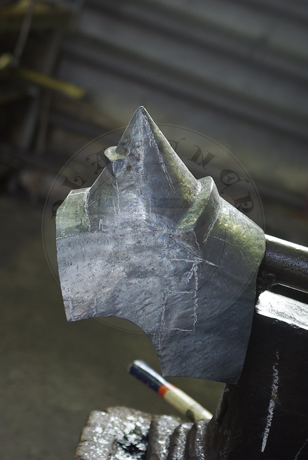 Przybica z zason typu psi pysk wzorowana na hemie CH16 z Churburga z dodatkow zason wzorowan na oryginale A69 z Wallace Collection./Visored bascinet based on helmet CH16 from Churburg with additional visor made in style of Wallace Collection A69.