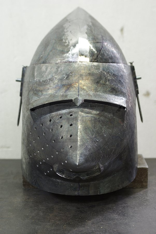 Przybica z zason typu psi pysk wzorowana na hemie CH16 z Churburga z dodatkow zason wzorowan na oryginale A69 z Wallace Collection./Visored bascinet based on helmet CH16 from Churburg with additional visor made in style of Wallace Collection A69.