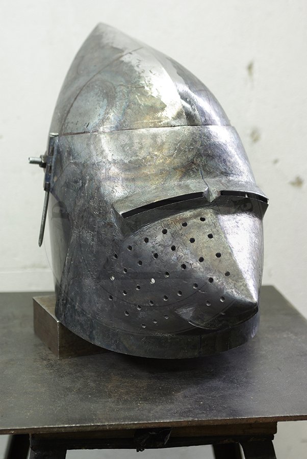 Przybica z zason typu psi pysk wzorowana na hemie CH16 z Churburga z dodatkow zason wzorowan na oryginale A69 z Wallace Collection./Visored bascinet based on helmet CH16 from Churburg with additional visor made in style of Wallace Collection A69.