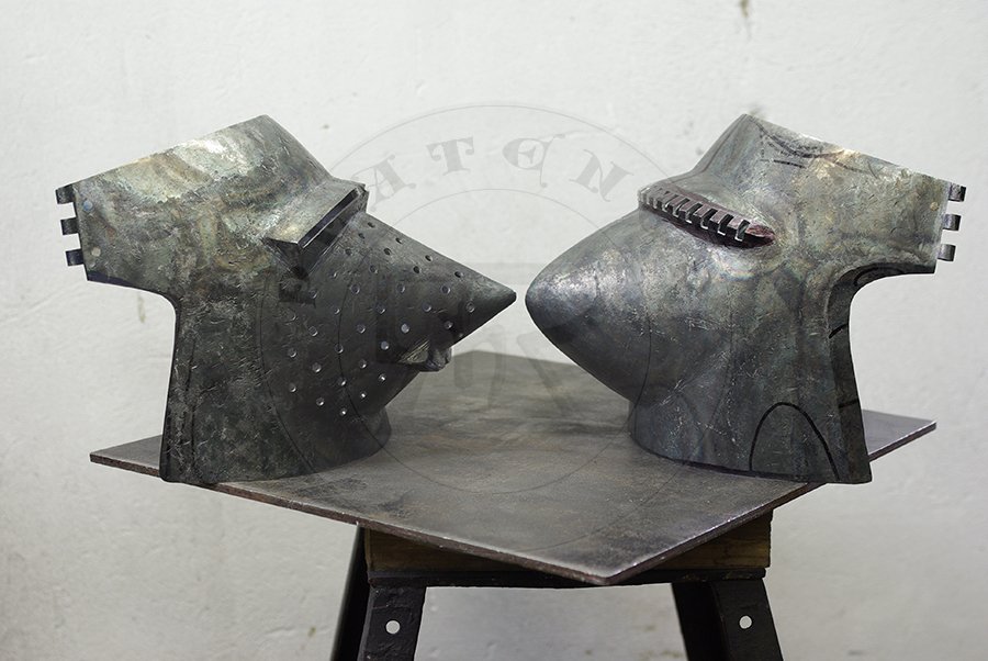 Przybica z zason typu psi pysk wzorowana na hemie CH16 z Churburga z dodatkow zason wzorowan na oryginale A69 z Wallace Collection./Visored bascinet based on helmet CH16 from Churburg with additional visor made in style of Wallace Collection A69.