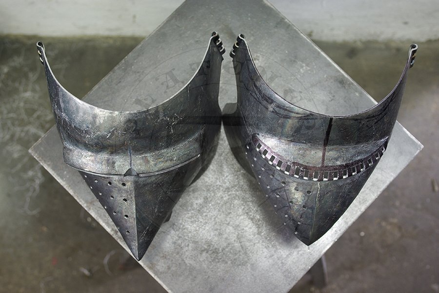 Przybica z zason typu psi pysk wzorowana na hemie CH16 z Churburga z dodatkow zason wzorowan na oryginale A69 z Wallace Collection./Visored bascinet based on helmet CH16 from Churburg with additional visor made in style of Wallace Collection A69.