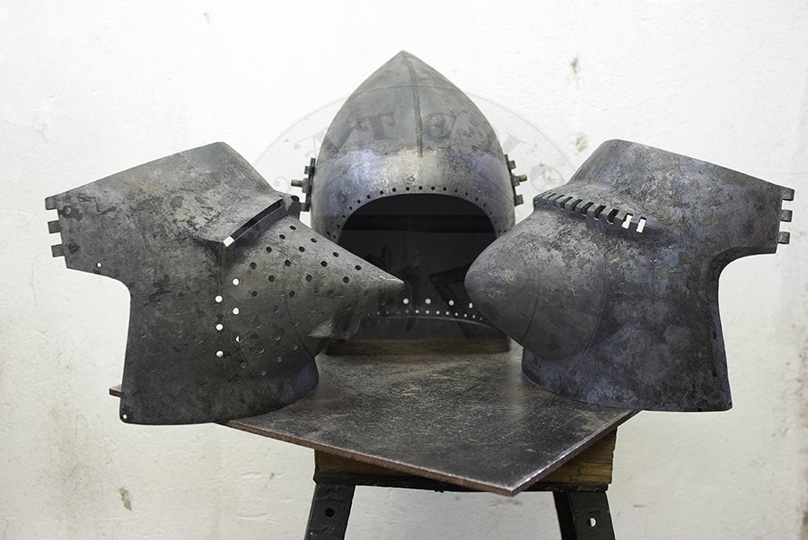 Przybica z zason typu psi pysk wzorowana na hemie CH16 z Churburga z dodatkow zason wzorowan na oryginale A69 z Wallace Collection./Visored bascinet based on helmet CH16 from Churburg with additional visor made in style of Wallace Collection A69.