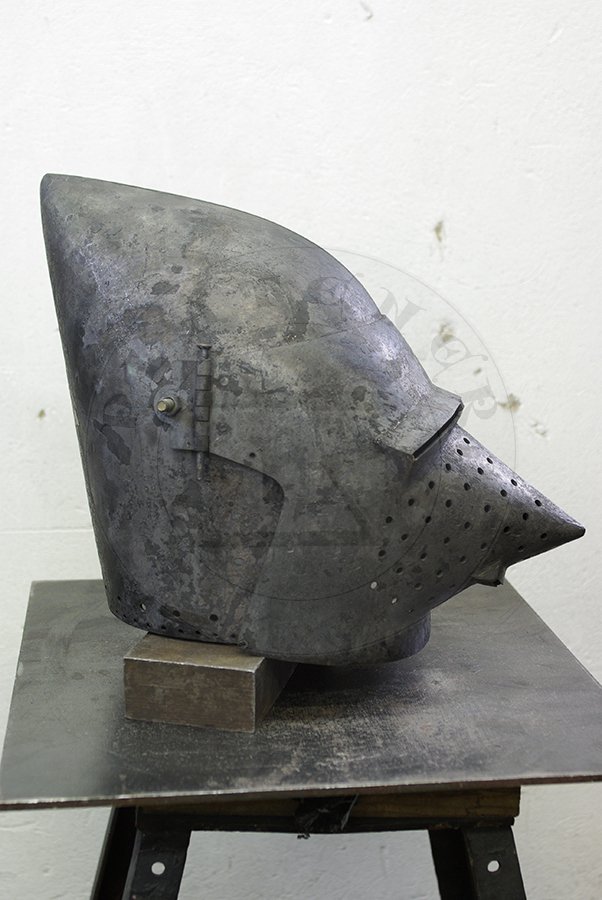 Przybica z zason typu psi pysk wzorowana na hemie CH16 z Churburga z dodatkow zason wzorowan na oryginale A69 z Wallace Collection./Visored bascinet based on helmet CH16 from Churburg with additional visor made in style of Wallace Collection A69.