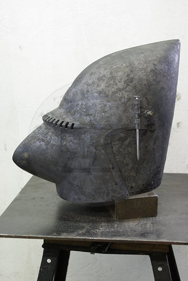 Przybica z zason typu psi pysk wzorowana na hemie CH16 z Churburga z dodatkow zason wzorowan na oryginale A69 z Wallace Collection./Visored bascinet based on helmet CH16 from Churburg with additional visor made in style of Wallace Collection A69.
